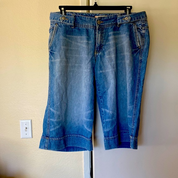 Old Navy Denim Plus Bermuda Shorts Size 16 - Picture 1 of 2